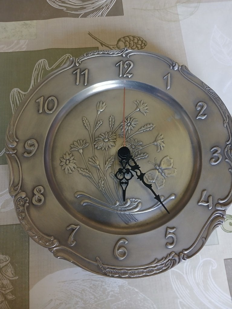 Horloge en etain, Enlèvement