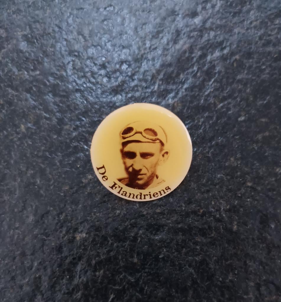 Pin - Briek Schotte - De Flandriens, Verzamelen, Verzenden, Nieuw, Sport, Speldje of Pin