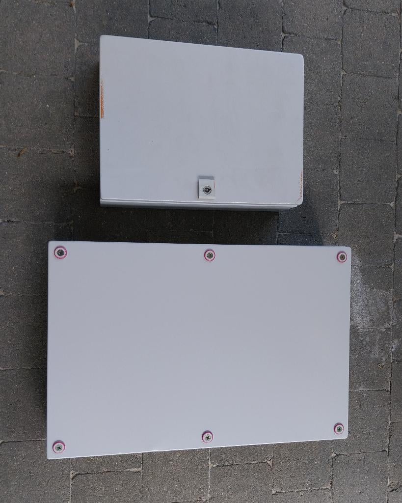10 coffrets électriques métalliques NEUFS, Bricolage & Construction, Électricité & Câbles, Enlèvement, Neuf, Câble ou Fil électrique