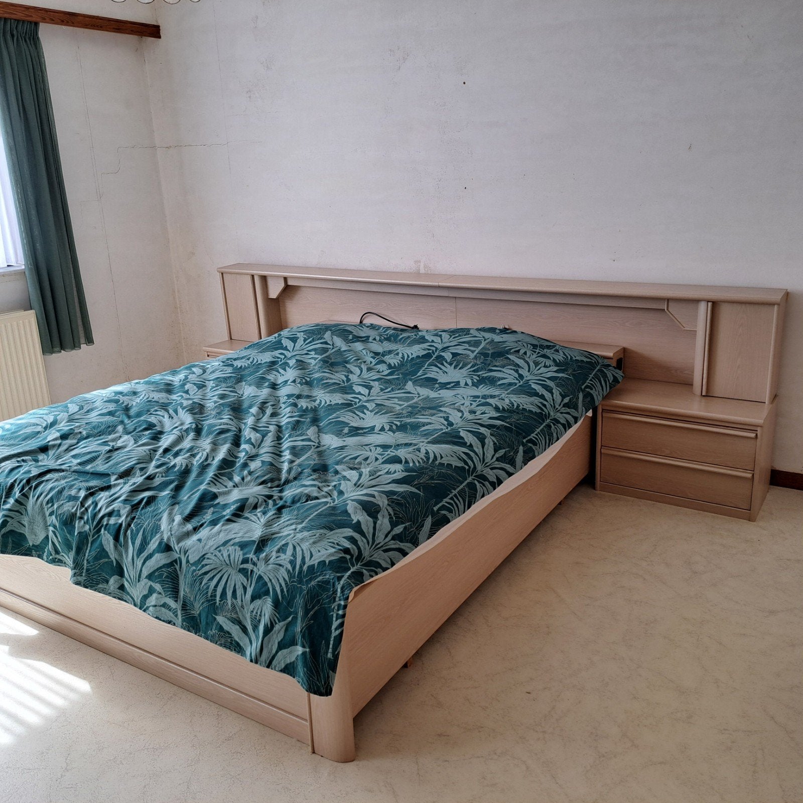 Belle chambre à coucher avec placard mural et petit meuble, Enlèvement