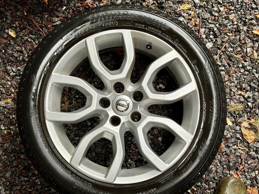 4 originele VOLVO 17-inch velgen + Bridgestone banden., Ophalen, Gebruikt, Banden en Velgen, 17 inch