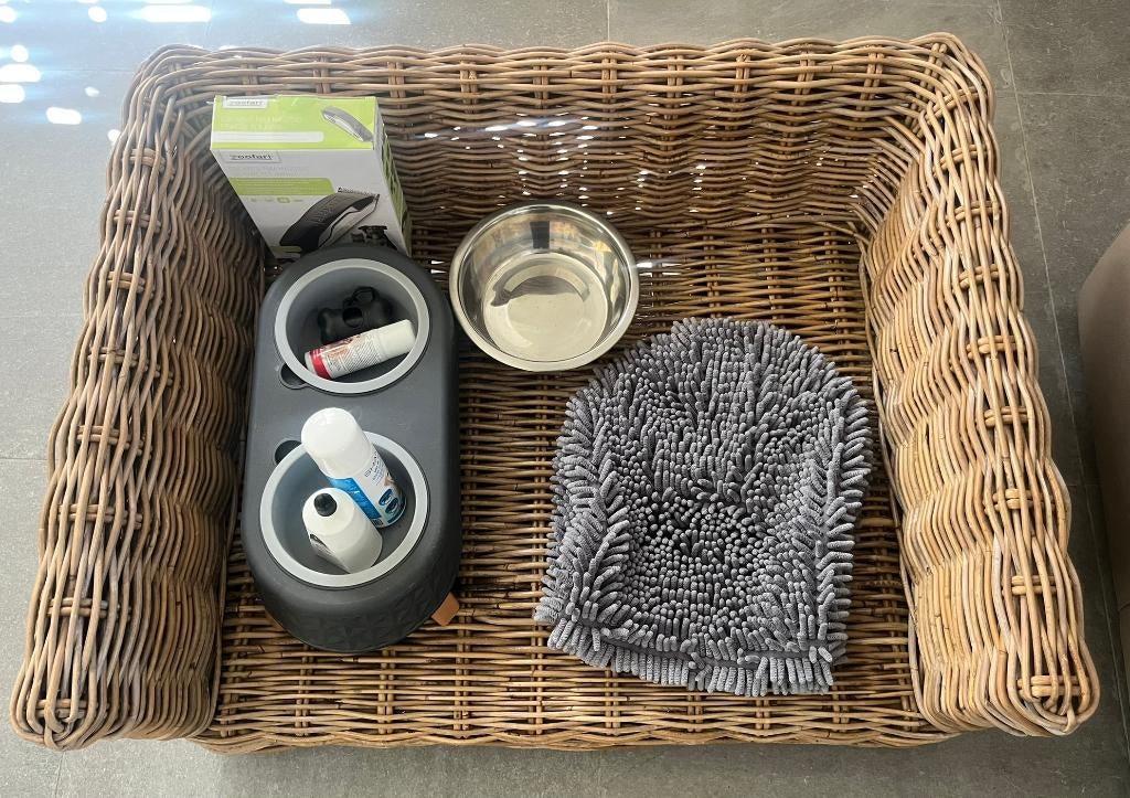 Rieten Hondenmand met drink/eet bakjes en Trimmer, Dieren en Toebehoren, Ophalen, Zo goed als nieuw, Riet