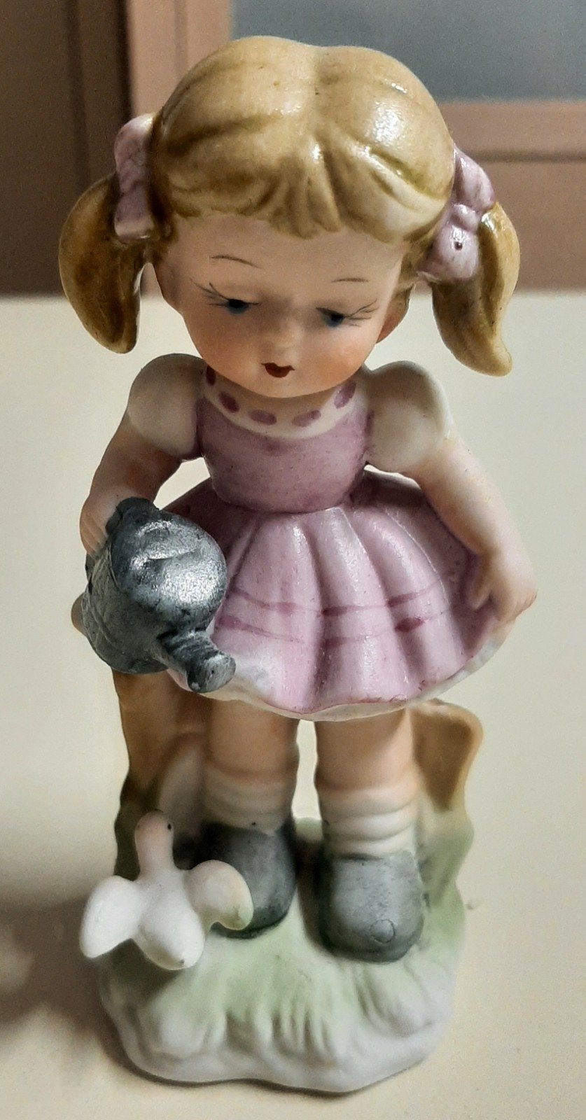Porseleinen beeldje meisje met gieter 12 cm, Ophalen of Verzenden, Zo goed als nieuw, Mens
