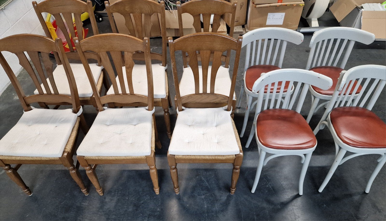 eiken stoelen 6 stuk en 4 houten café stoelen, Ophalen