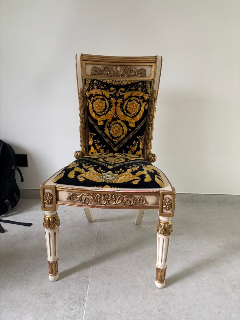 Versace stoel, Ophalen