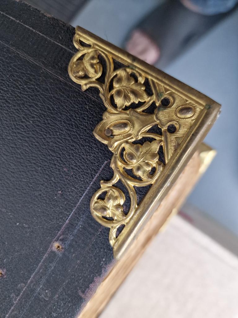 Bijbel met hoekbeslag, Antiek en Kunst, Antiek | Boeken en Manuscripten, Ophalen of Verzenden