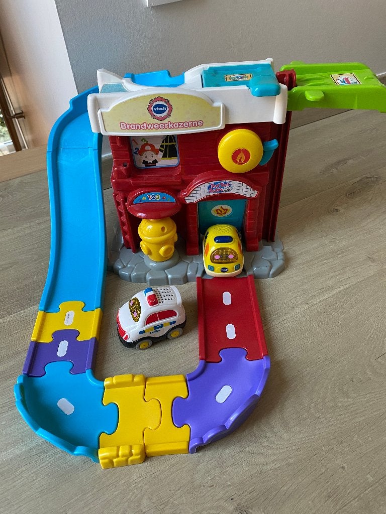Vtech Toet Toet Autos Brandweerkazerne met 2 auto’s (ambulan, Ophalen of Verzenden, Gebruikt, 6 maanden tot 2 jaar