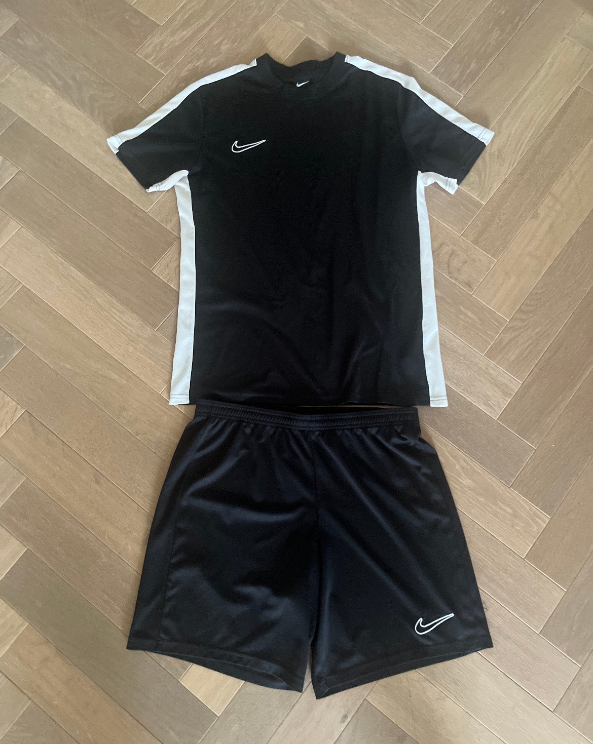 Nike Dri-FIT Sportset T-shirt + Short L Zwart/Wit, Maat 52/54 (L), Zwart, Ophalen of Verzenden, Zo goed als nieuw