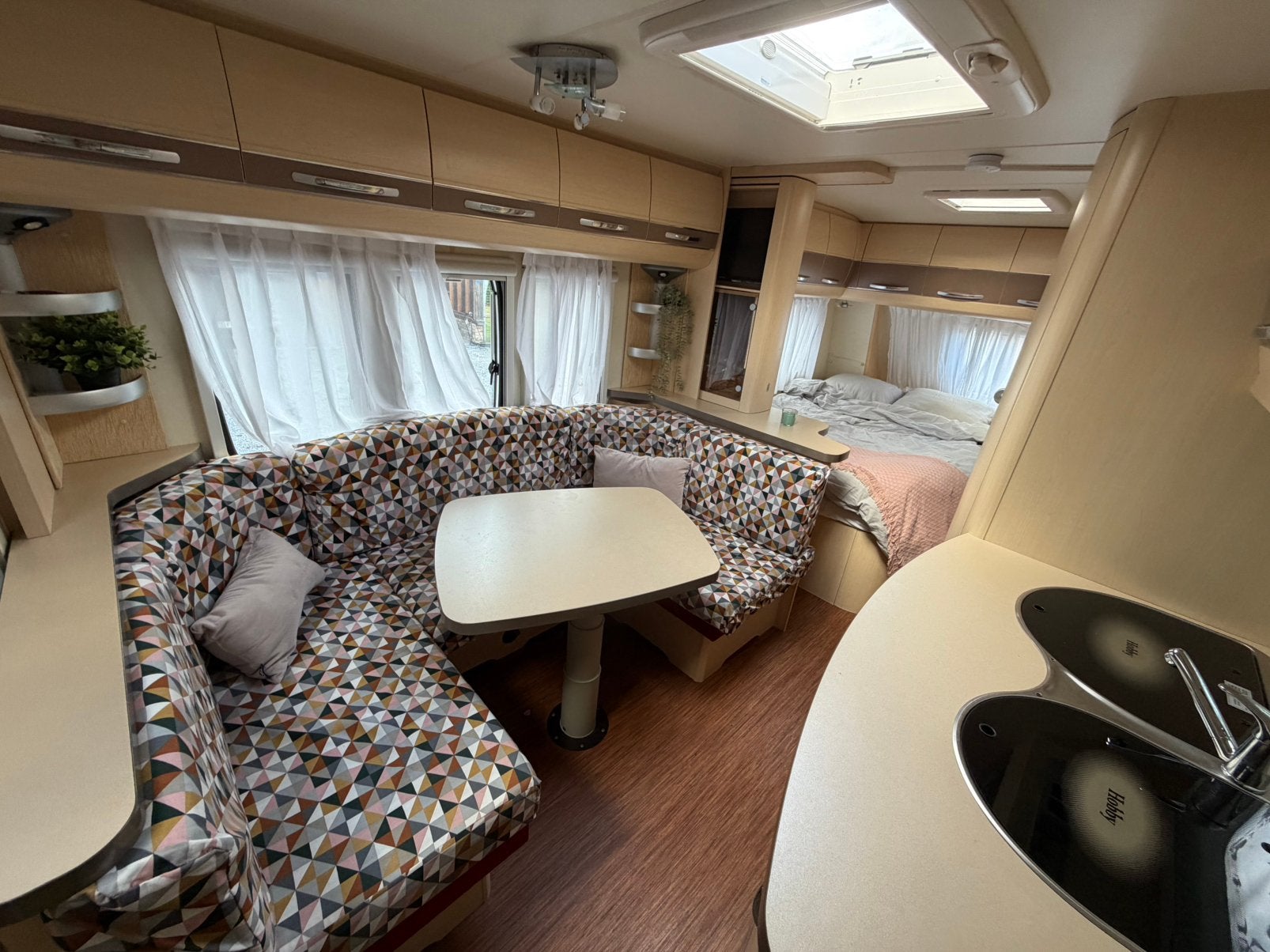 Caravan 2009 Hobby 560 KMFE La Vita Bionda Deluxe editie, Rondzit, Hobby, 7 tot 8 meter, Tot en met 6