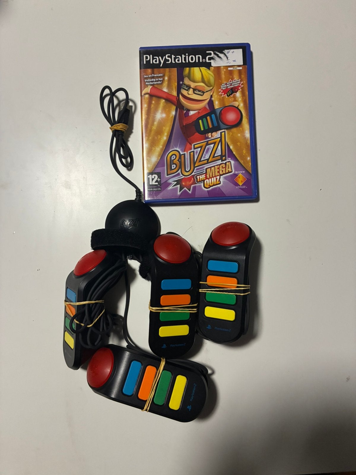 Buzz! The Mega Quiz PS2 met 4 Buzz! controllers, Ophalen of Verzenden, Zo goed als nieuw