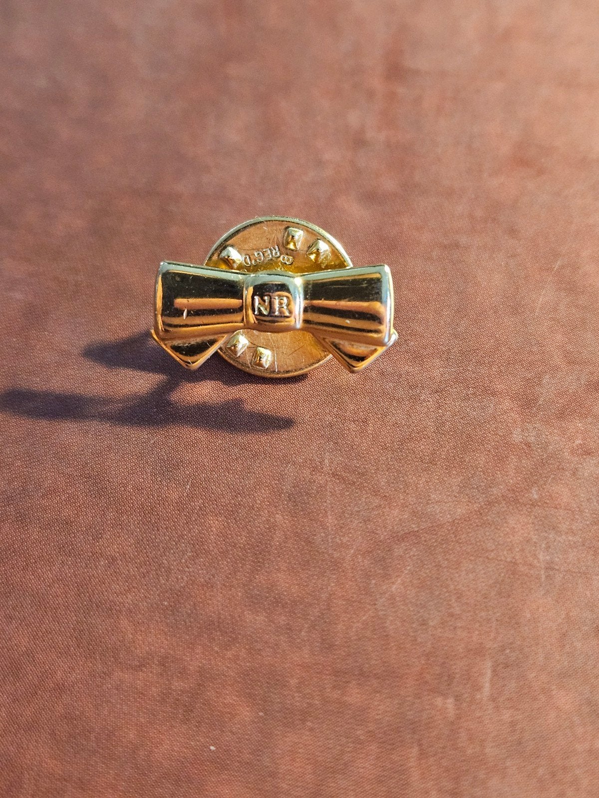 Nina Ricci pin, strikje., Envoi