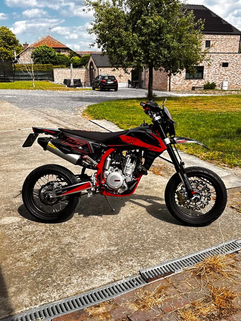 Swm sm500r, Nieuw, Particulier, Minimaal motorrijbewijs A2, Sportuitlaat