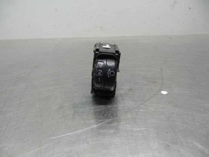 Commutateur phare hauteur réglable d'un Toyota Yaris (Yaris, Autos : Pièces & Accessoires, -, 3 mois de garantie, Toyota, Utilisé