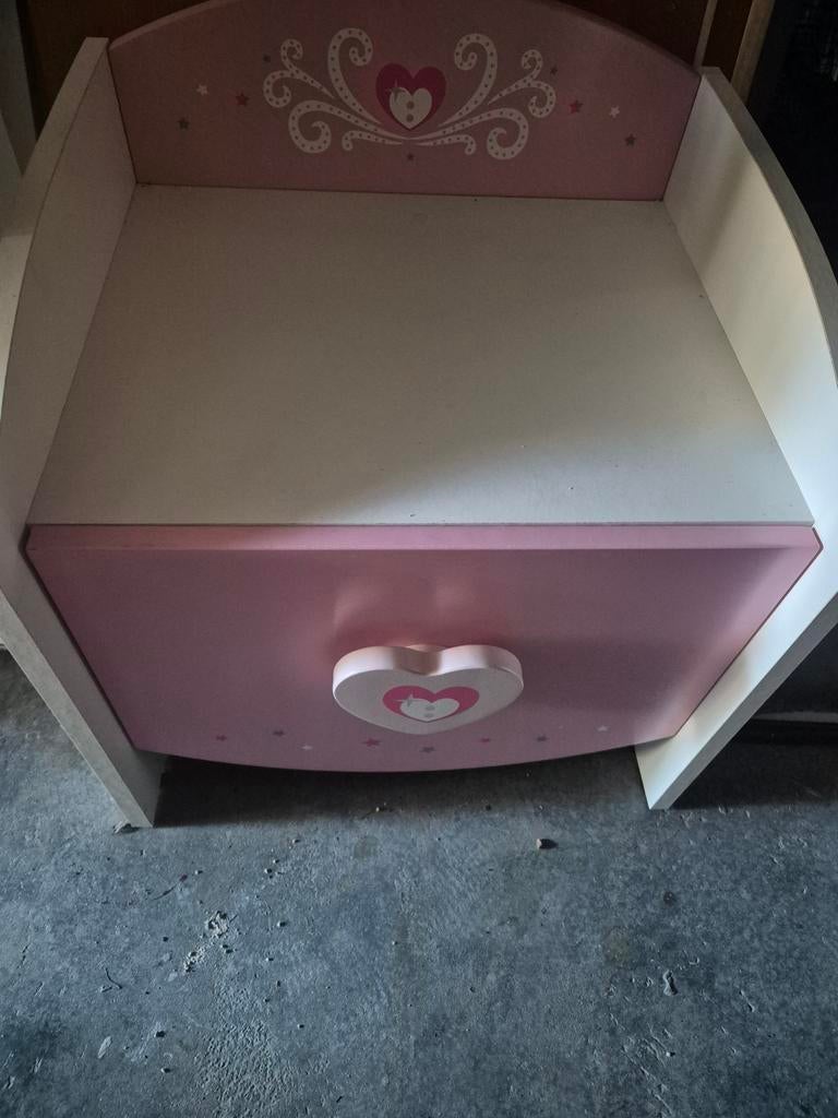 Armoire rose et blanche, Enlèvement