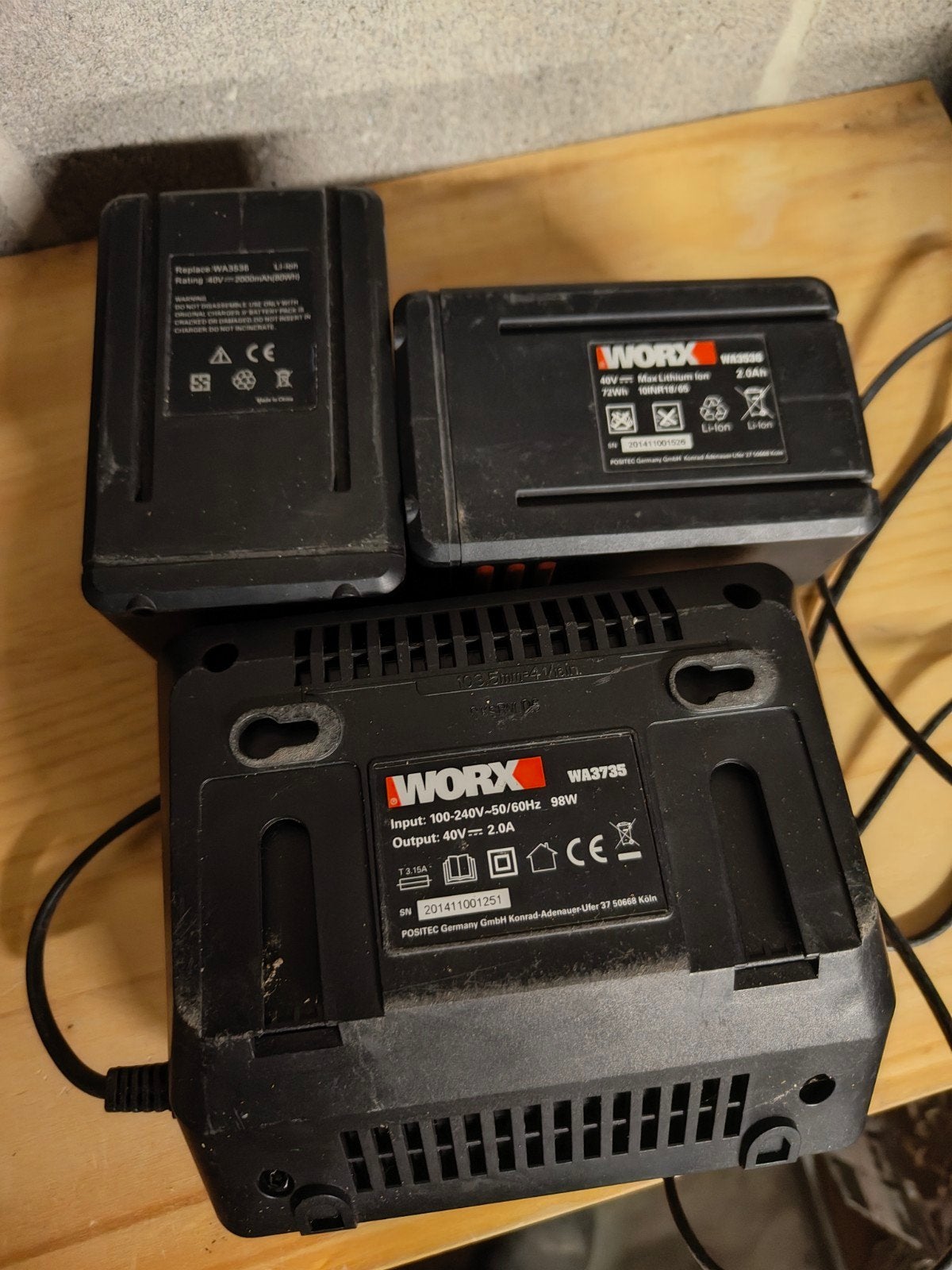 Worx 40V lader en 2 batterijen, Bricolage & Construction, Outillage | Foreuses, Enlèvement