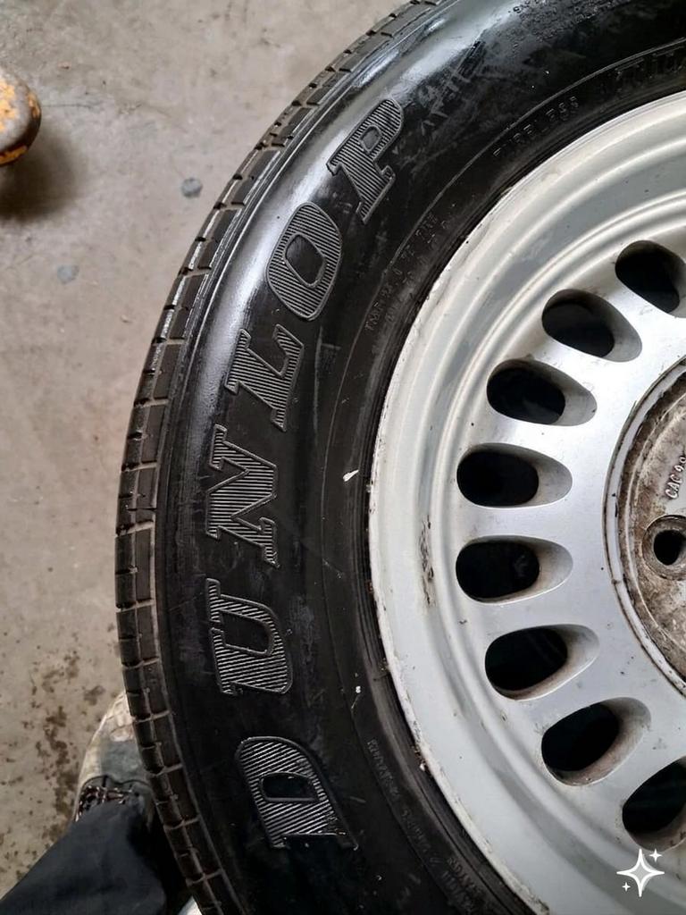 Lot de 4 jantes + pneus DUNLOP 220/65 – 50€, Autos : Divers, Pièces de sport automobile, Enlèvement ou Envoi