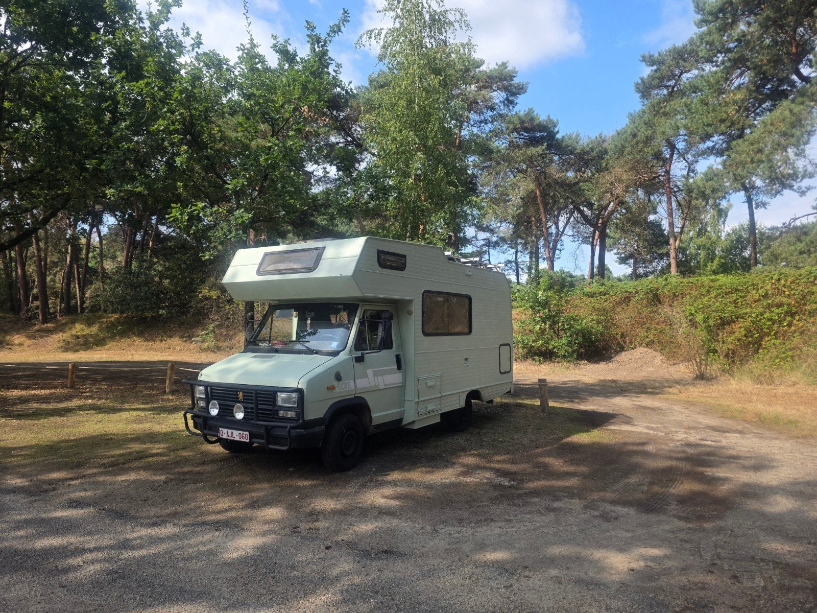 Karaktervolle, volledig gerenoveerde off-grid Peugeot J5, Caravanes & Camping, Siège de train, Jusqu'à 5, Boîte manuelle, Jusqu'à 4 m