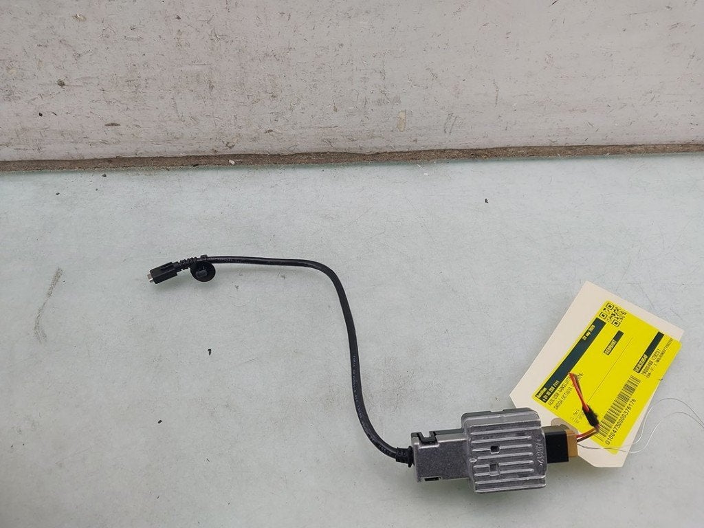 PORT AUX/USB Skoda Octavia Combi (NXAC) (|5E3035954F|), Utilisé, Info@skoda-auto.de, Skoda, Max-Planck-Straße  3-5
64331  Weiterstadt, DE