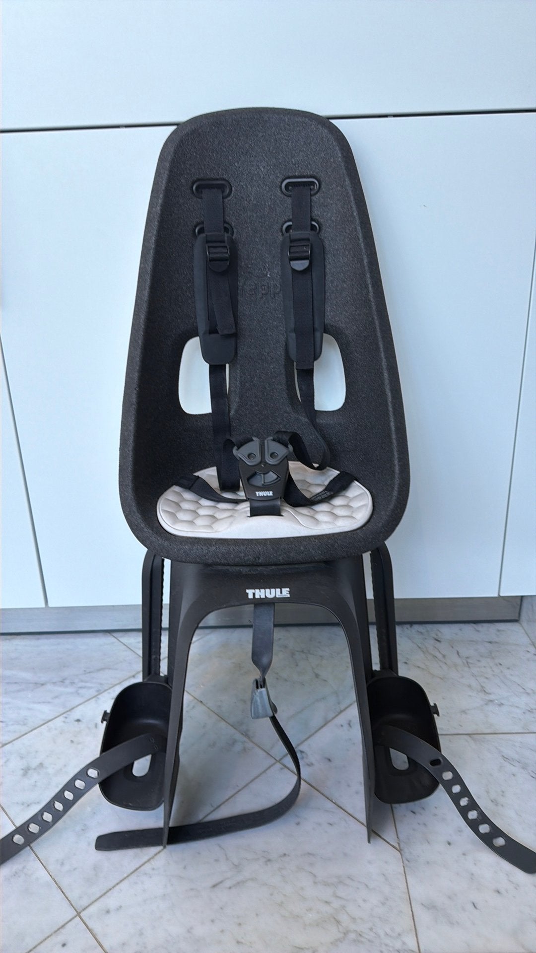 Siège vélo enfant THULE YEPP NEXXT MAXI, Fietsen en Brommers, Ophalen, Zo goed als nieuw, Voetsteuntjes