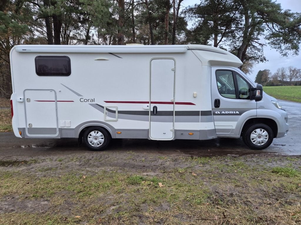 Adria Coral Axess 600 SL TWINBED airco el ram TV, Caravans en Kamperen, Mobilhomes, Bedrijf, Adria, Half-integraal