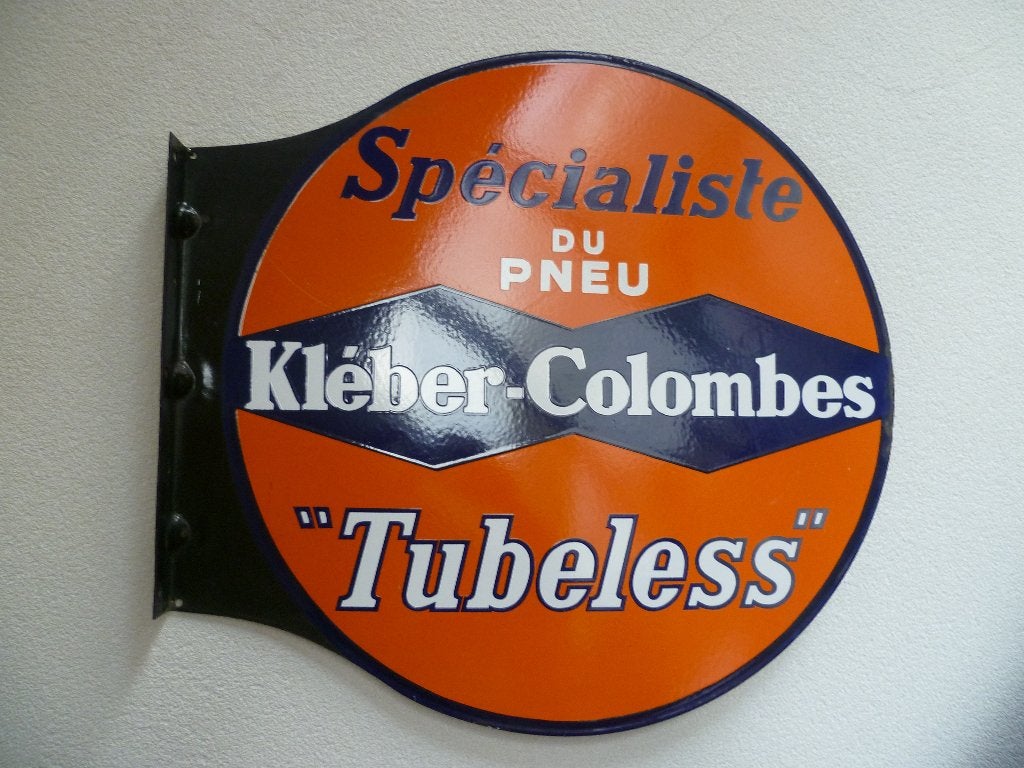 PLAQUE ÉMAILLÉ «PNEU KLEBER-COLOMBES-TUBELESS» ANNÉES 1950, Enlèvement ou Envoi, Utilisé, Panneau publicitaire