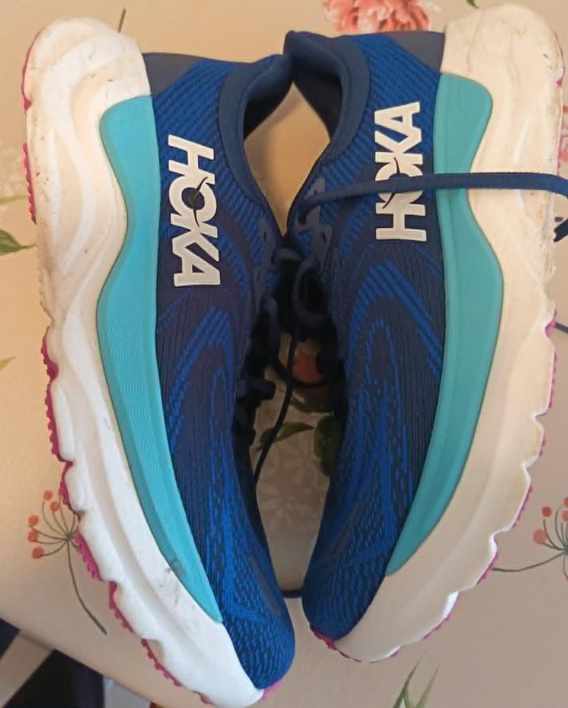 Chaussures HOKA Arahi pour femme, Autres marques, Course à pied, Chaussures de course à pied, Comme neuf