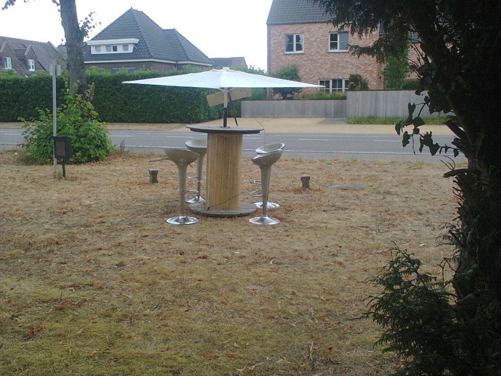 Table de bar avec 4 tabourets rétro et porte-parasol, Enlèvement, Utilisé