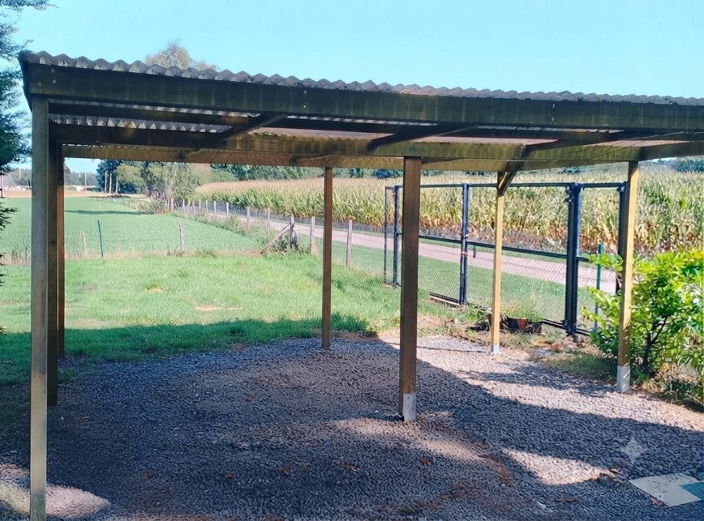 Abri pour voitures et chevaux — 5,40 x 5,00 m