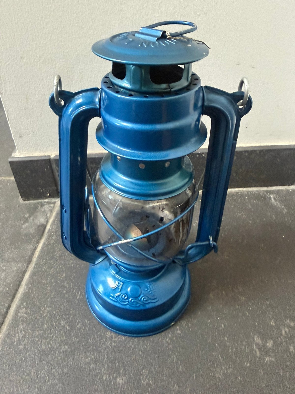 Lampe à huile Blue Vintage Storm Lantern, Caravanes & Camping, Accessoires de camping, Comme neuf, Enlèvement ou Envoi