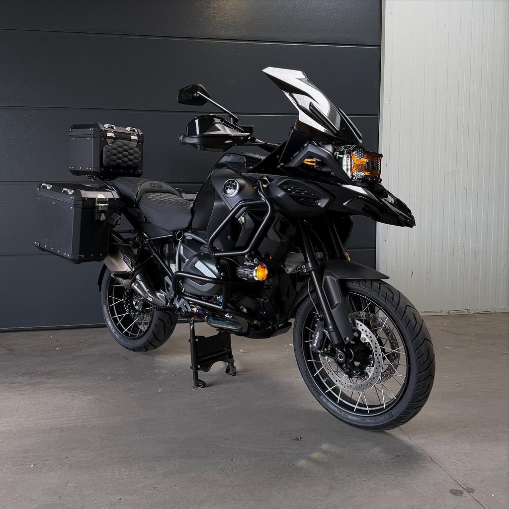 Custom BMW R1250GS Adventure Triple Black 2023/ FULL/ Akra, Motoren, 2 cilinders, Occasion, Motorrijbewijs A, Bedrijf