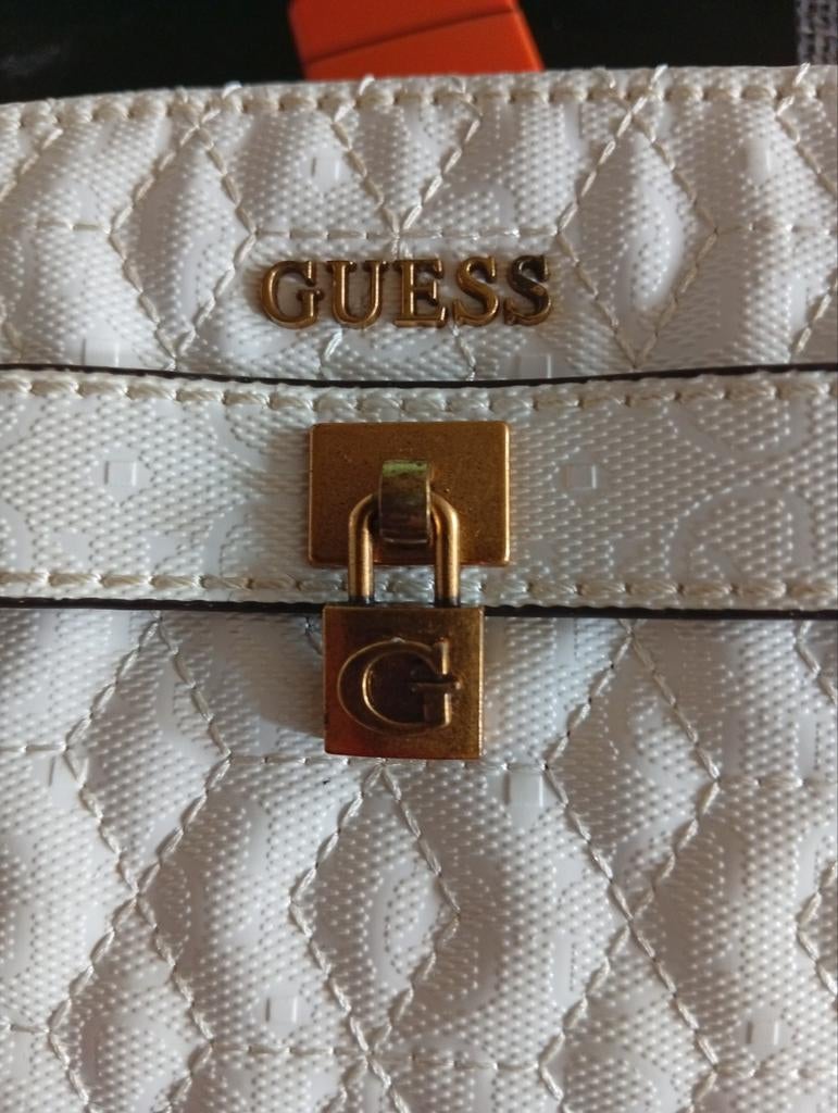 Kleine handtas van Guess, Enlèvement, Guess