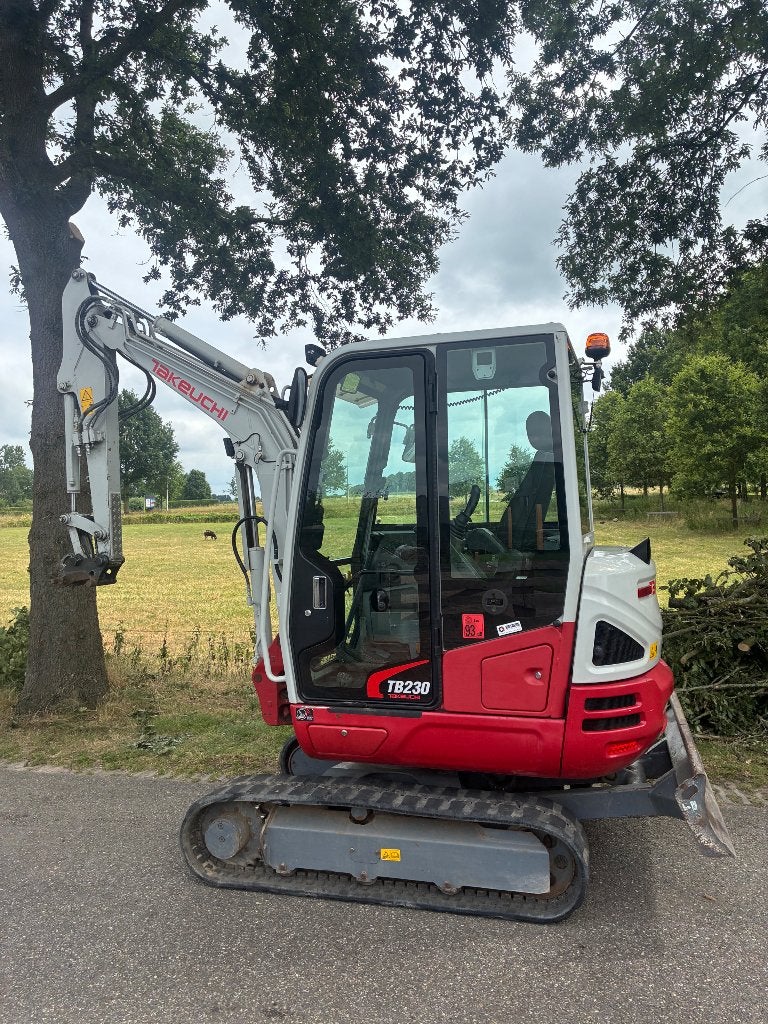 Takeuchi TB230, Enlèvement, Grue