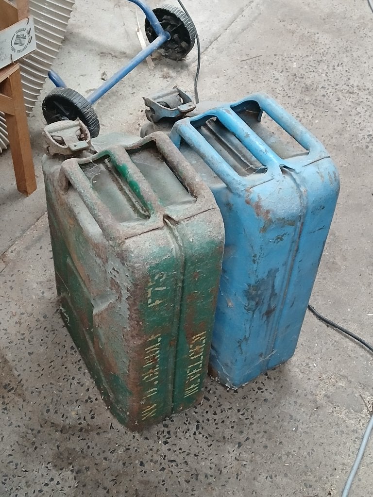 jerrycan metaal, Ophalen