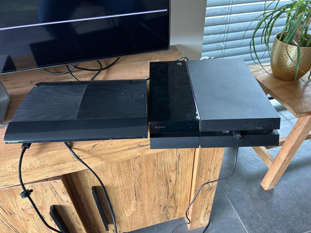 2 Playstations (PS3 en PS4) in 1 koop, Games en Spelcomputers, Spelcomputers | Sony Consoles | Accessoires, Gebruikt, PlayStation 3