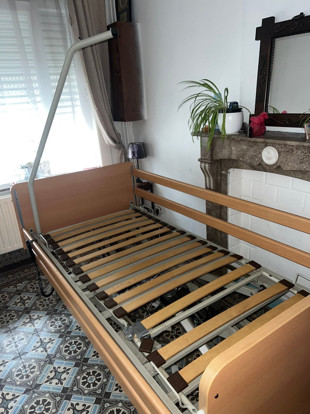 Lit médicalisé 100% électrique avec matelas–150€ négociable, Enlèvement, Utilisé, Une personne