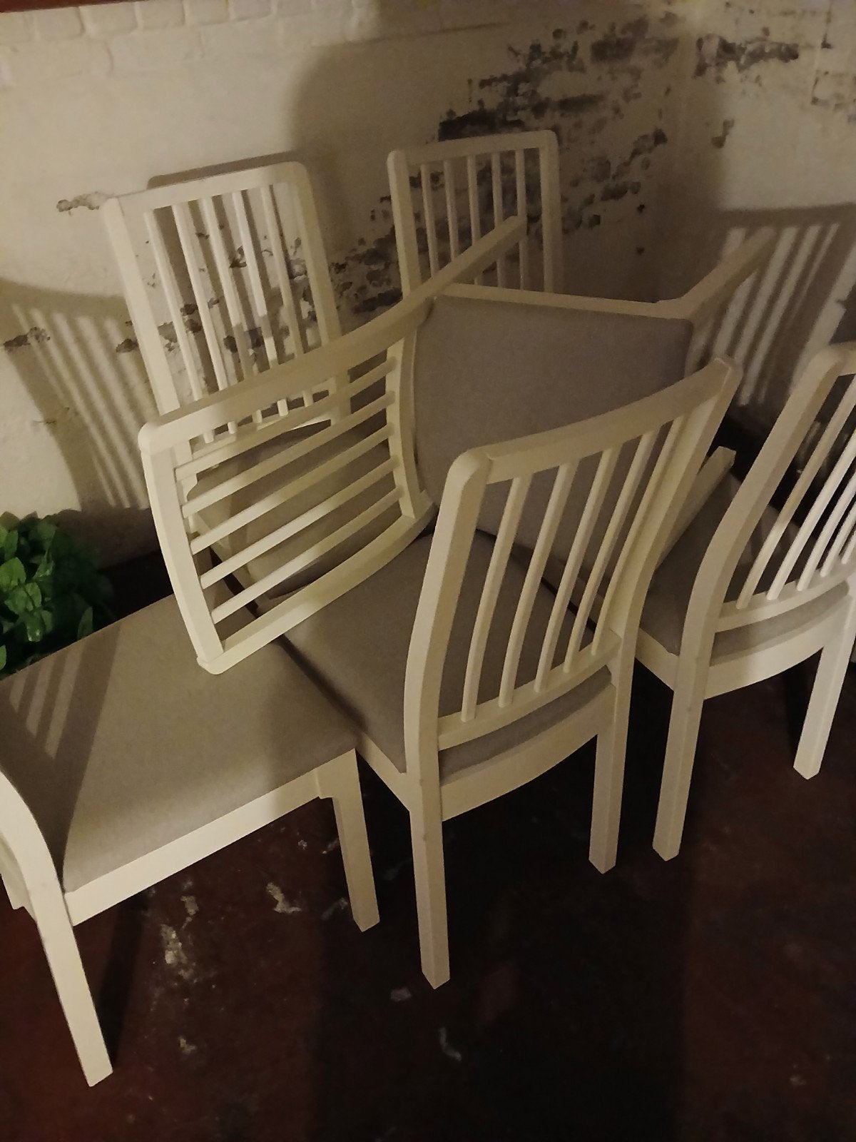 witte stoelen, Ophalen