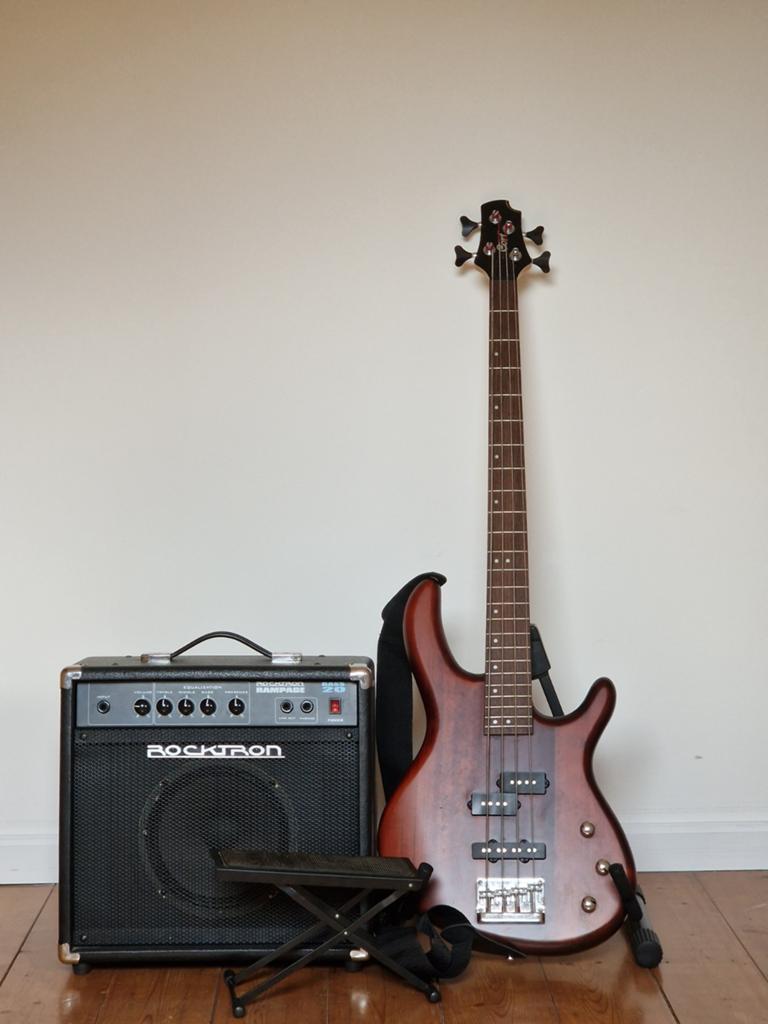 Cort Action Bass met Rocktron Rampage Bass 20, Musique & Instruments, Instruments à corde | Guitares | Basses, Enlèvement