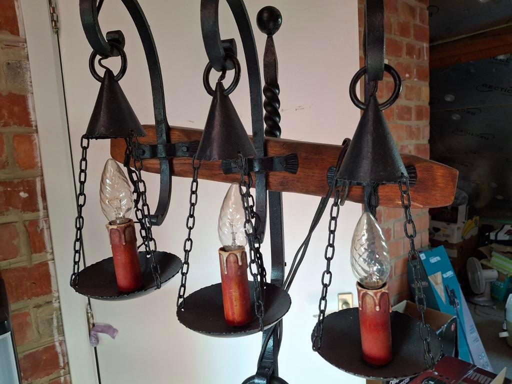 Lampadaire en fer forgé, Enlèvement, Bois