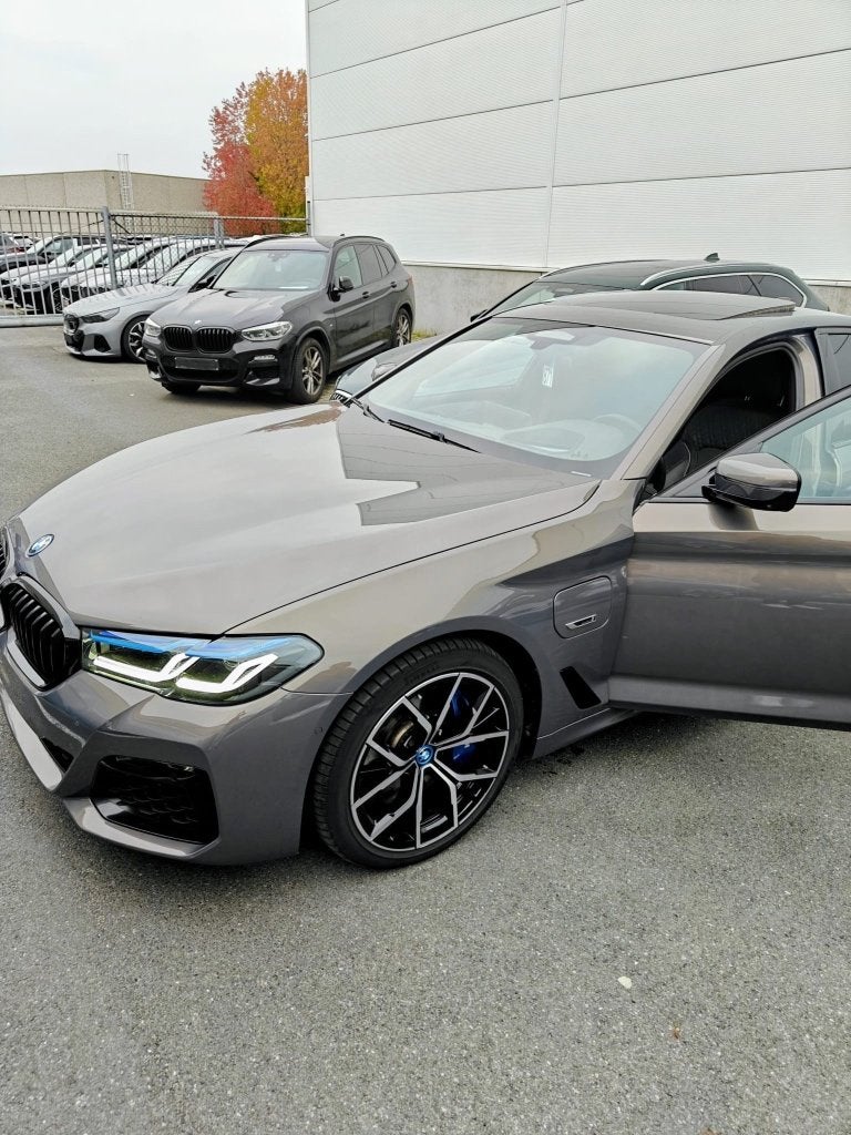 BMW 545e 2023 3jaar garantie full optie, Auto's, Automaat, Dealer onderhouden, Overige kleuren, Parkeerassistent