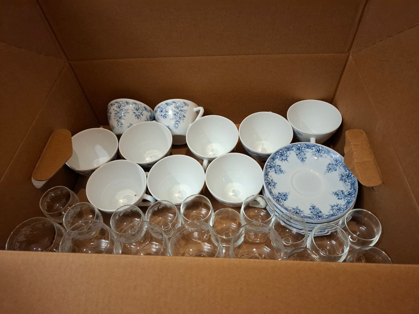 Tasses, soucoupes et verres à donner, Maison & Meubles, Enlèvement