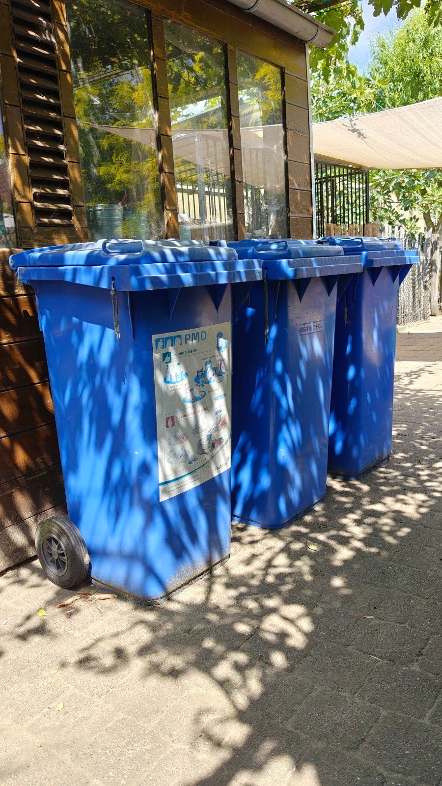 3 grote vuilnisbakken met deksel en op wieltjes, 60 euro stu, Ophalen