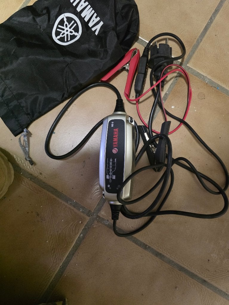 Chargeur de Batterie YAMAHA YEC 9, Enlèvement, Comme neuf