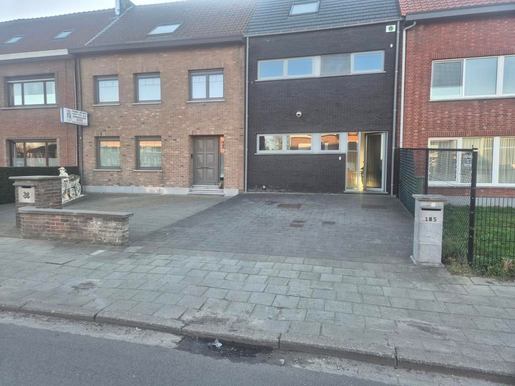 Oprit voor 1 of 2 auto's te huur of mobile Home  Met camera, Immo