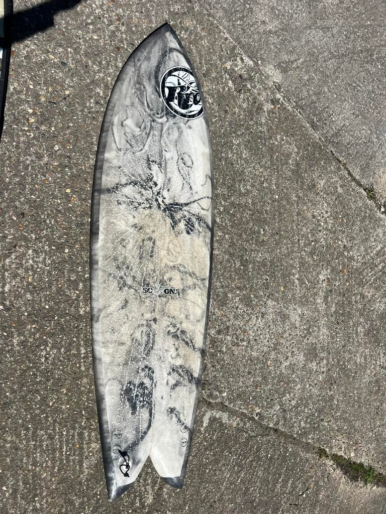 Retro fish surfboard 6’6, Sports nautiques & Bateaux, Planche à voile sur vague, Enlèvement, Utilisé, Fish, Avec sac de transport