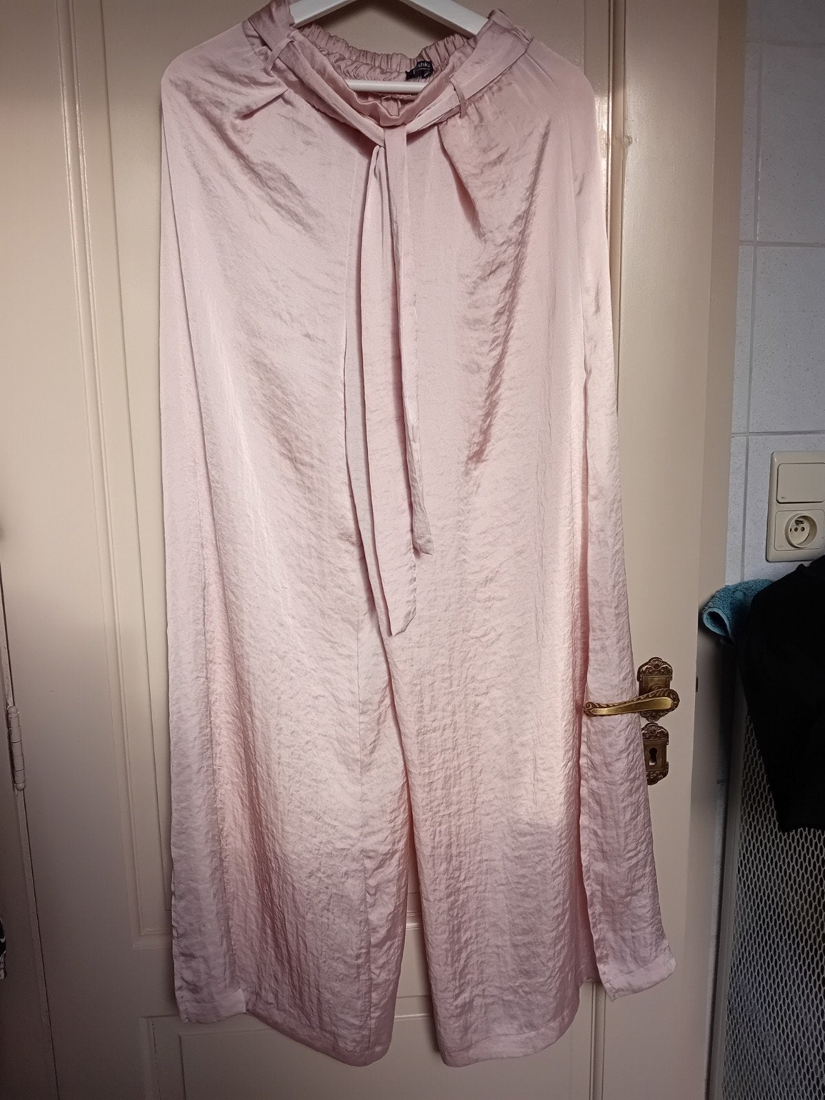 Mooie zomerbroek maat M merk Bershka, Kleding | Dames, Pyjama's, Ophalen of Verzenden, Maat 38/40 (M)