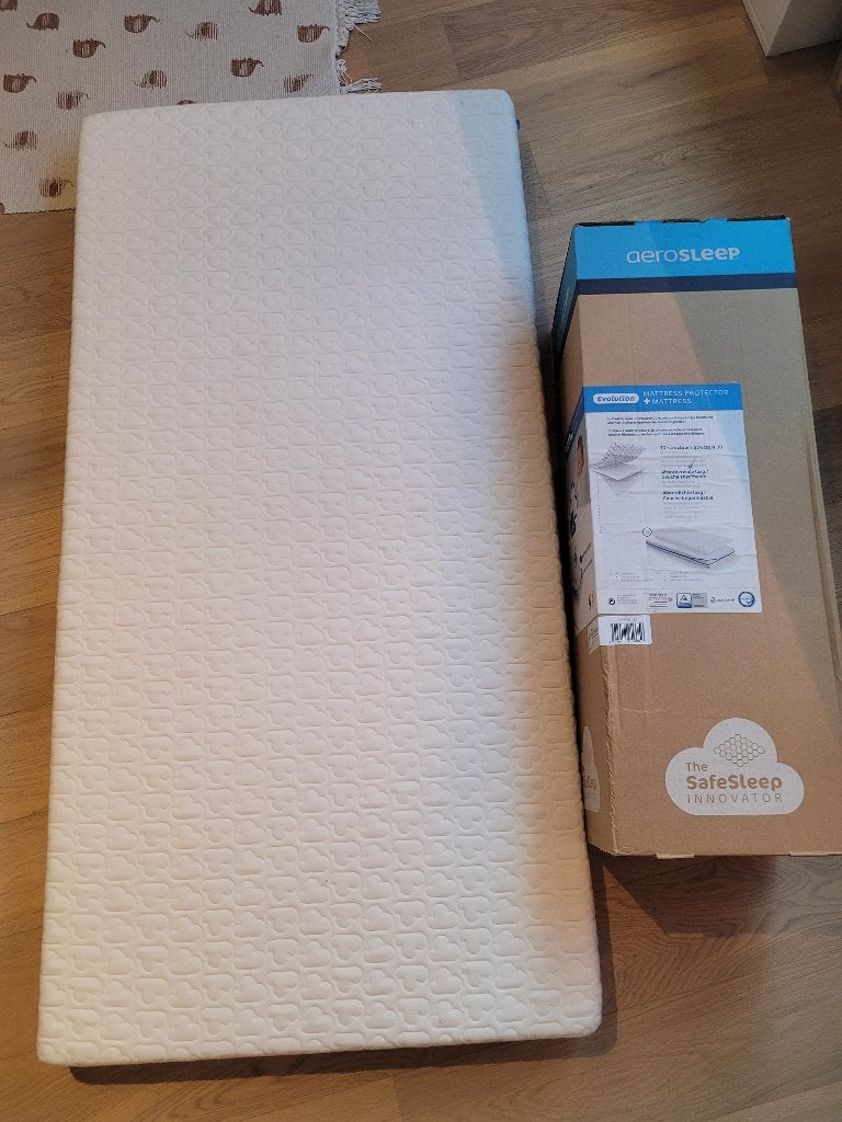 Aerosleep Evolution matras (peuter)+beschermer, dons &lakens, Ophalen, Gebruikt, Jongetje of Meisje, Wit