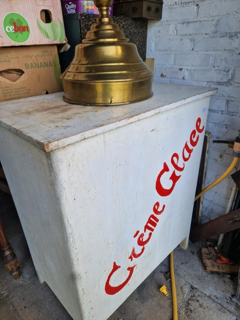 Oude houten toog creme glace+koperen cloch €45, Ophalen