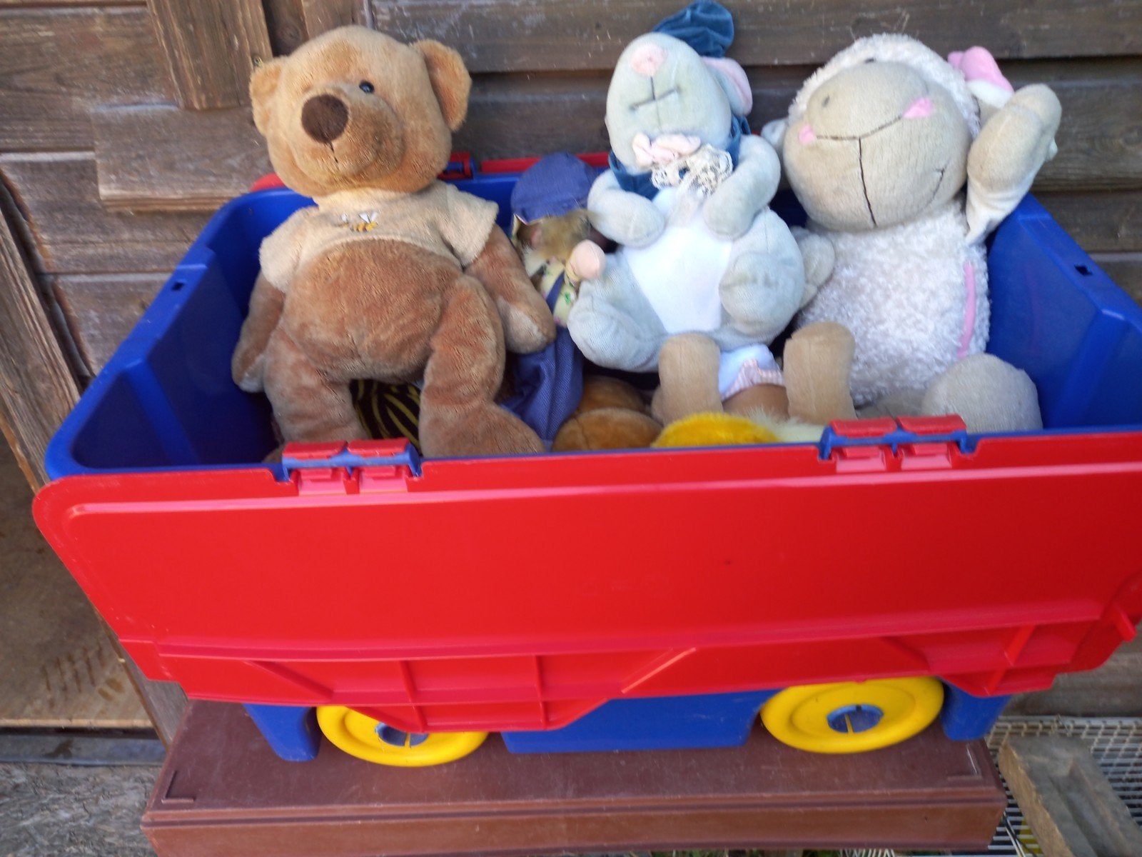 Speelgoedbak vol met knuffels, Ophalen