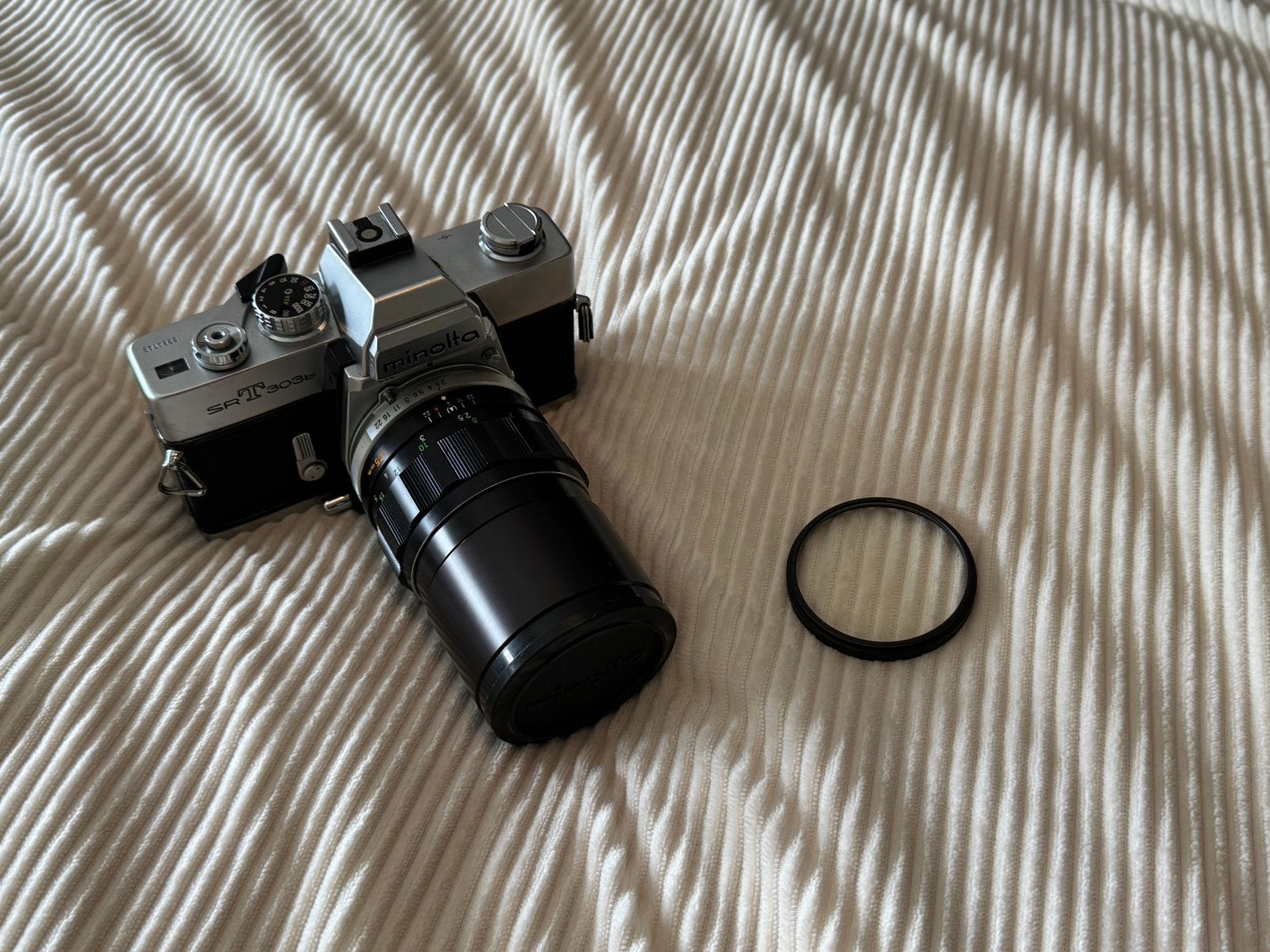 Minolta SRT303b + UV filter film / analoge camera, Audio, Tv en Foto, Fotocamera's Analoog, Ophalen of Verzenden, Gebruikt, Minolta