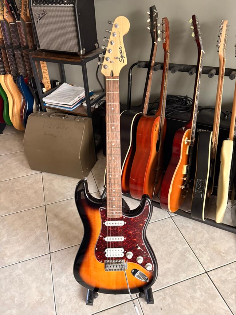 Squier by Fender stratocaster, Musique & Instruments, Amplis | Basse & Guitare, Enlèvement, Comme neuf, Guitare